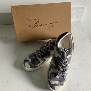 NWT Vintage Havana Fly Pattern Unique Sneakers